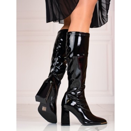 Botas de mujer en el puesto Shelovet fabricadas en charol negro. 2