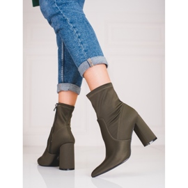Botas verdes de mujer en el puesto de Shelovet. 1