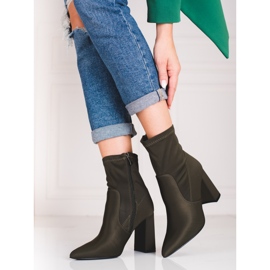Botas verdes de mujer en el puesto de Shelovet. 2