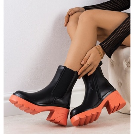 Botas negras sobre la plataforma rosa de Torrela negro 1 Botas negras sobre la plataforma rosa de Torrela negro 1