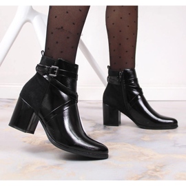 Botas aisladas negras Laura La.Fi con piel en un poste negro 7