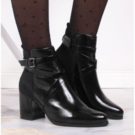 Botas aisladas negras Laura La.Fi con piel en un poste negro 6