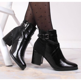 Botas aisladas negras Laura La.Fi con piel en un poste negro 5