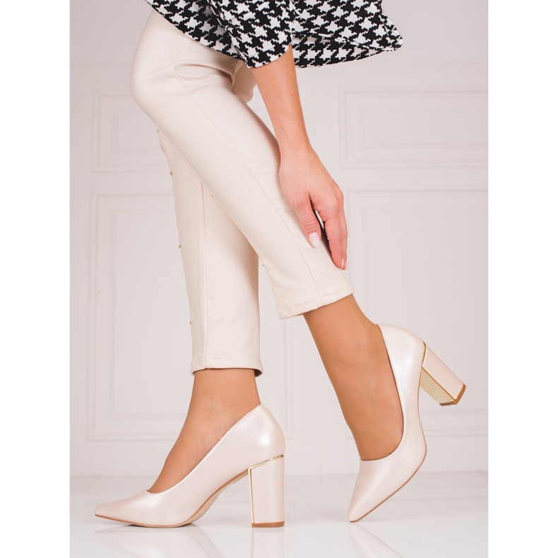 Bombas negras de dama en un poste Shelovet alto beige 1