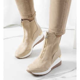 BM Deportivas beige sobre cuña Triaca 1