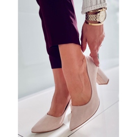 PA1 Bombas en el puesto de Ivonne Beige 3