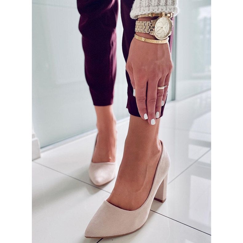 PA1 Bombas en el puesto de Ivonne Beige 1