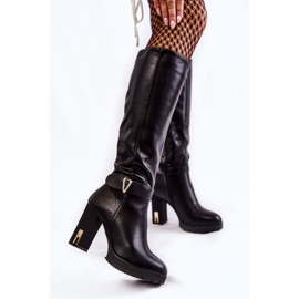 PG1 Botas clásicas de cuero negro Kornelli en una barra 2