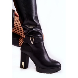 PG1 Botas clásicas de cuero negro Kornelli en una barra 1