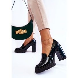 Bombas lacadas de moda en una plataforma verde masiva de Margott 4