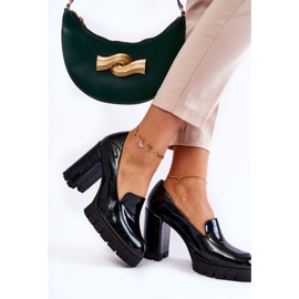 Bombas lacadas de moda en una plataforma verde masiva de Margott 2