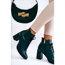 PA2 Botas de cuero de mujer en un poste verde 3