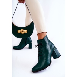 PA2 Botas de cuero de mujer en un poste verde 4