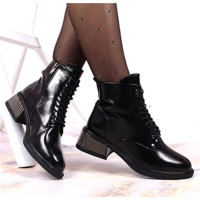 Botas de mujer lacadas con tacón decorativo, insuladas negras Filippo negro 1