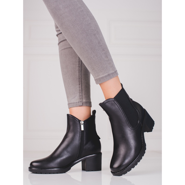 Botas Shelovet Chelsea negras en un poste negro 1 Botas Shelovet Chelsea negras en un poste negro 1