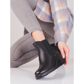 Botas Shelovet Chelsea negras en un poste negro 2