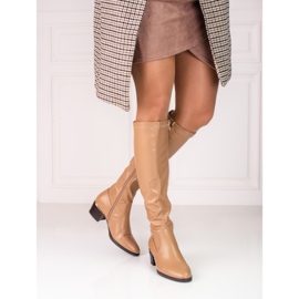 Botas de mujer lacadas en un poste bajo Vinceza beige 1 Botas de mujer lacadas en un poste bajo Vinceza beige 1