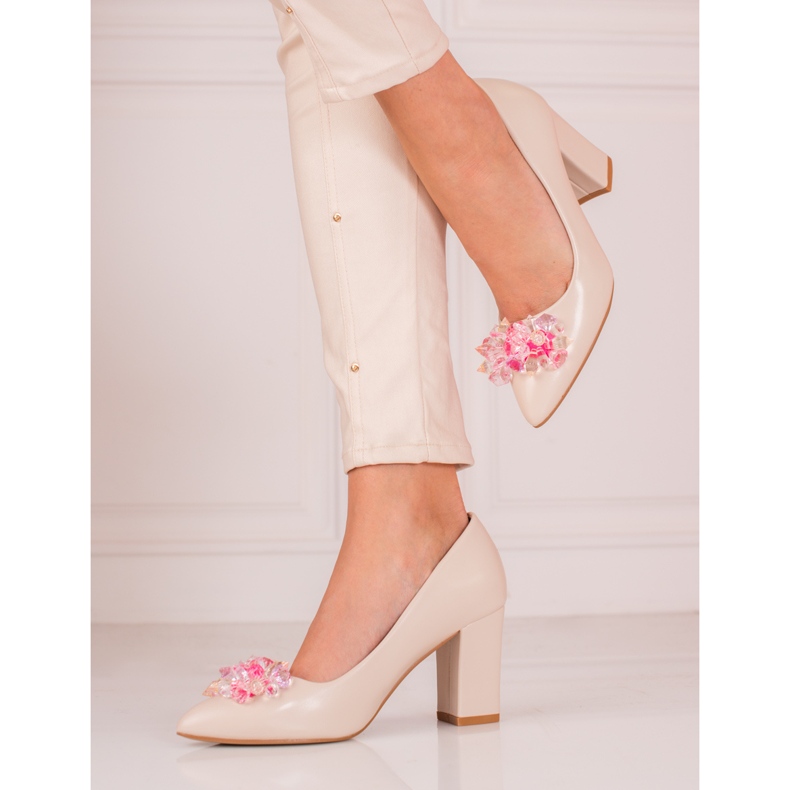 Zapatos de salón de mujer beige con adornos Shelovet 1