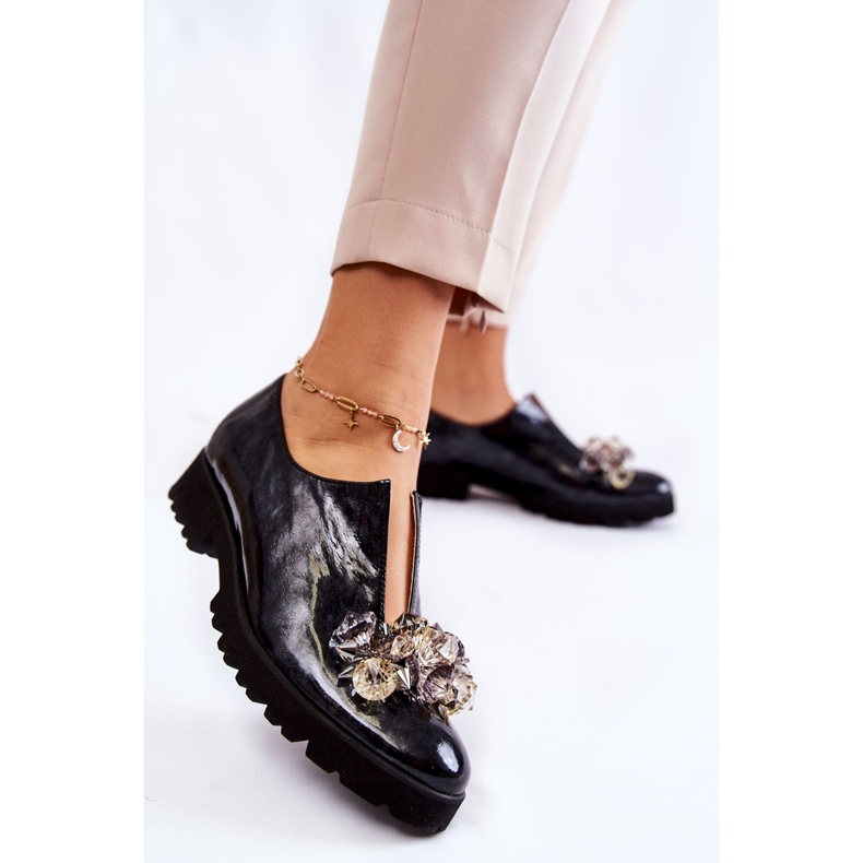 PA2 Elegantes zapatos lacados con decoración Cindy Negro y Gris 1