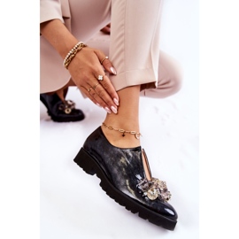 PA2 Elegantes zapatos lacados con decoración Cindy Negro y Gris 3