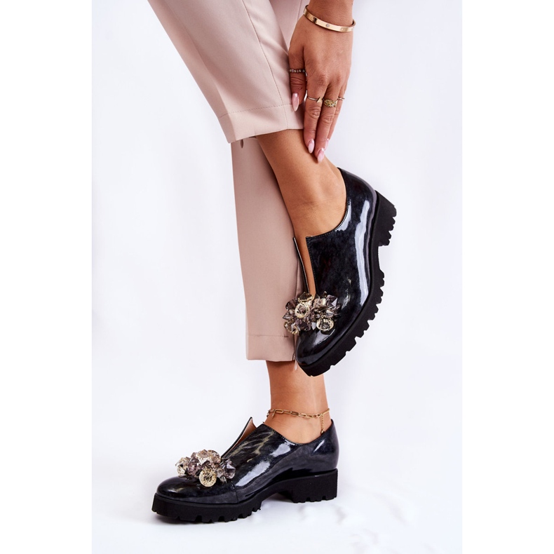 PA2 Elegantes zapatos lacados con decoración Cindy Negro y Gris 2