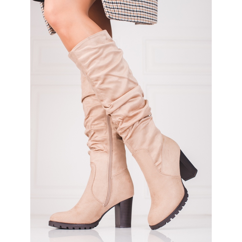 Botas de ante para mujer en un poste con una parte superior de Vinceza con volantes beige 1 Botas de ante para mujer en un poste con una parte superior de Vinceza con volantes beige 1