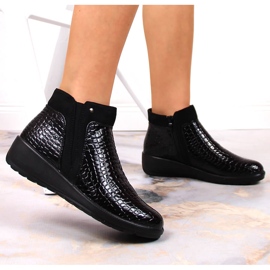 Botas de mujer en una entrepierna de cuña, aislamiento negro T.Sokolski 3