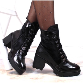 Botas de mujer en el poste y la plataforma, negro aislado Laura La.Fi 1