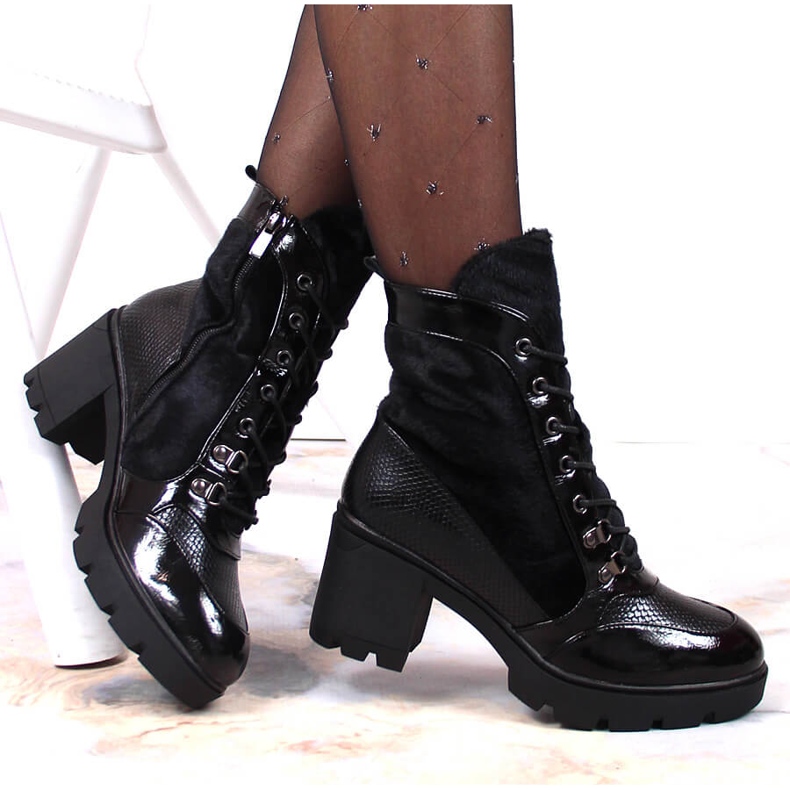 Botas de mujer en el poste y la plataforma, negro aislado Laura La.Fi 1