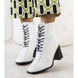 BM Botines belisa charol blanco 1
