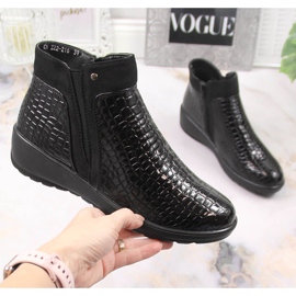 Botas de mujer en una entrepierna de cuña, aislamiento negro T.Sokolski 4