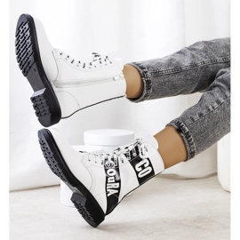 Zapatillas blancas decoradas con inscripciones. blanco 1