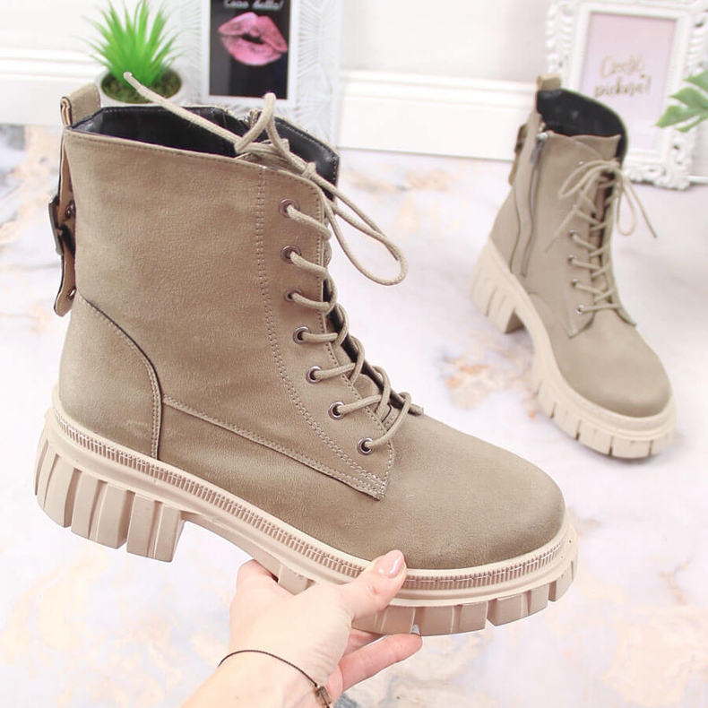 Trabajadoras de gamuza en una plataforma acolchada beige de T.Sokolski 1