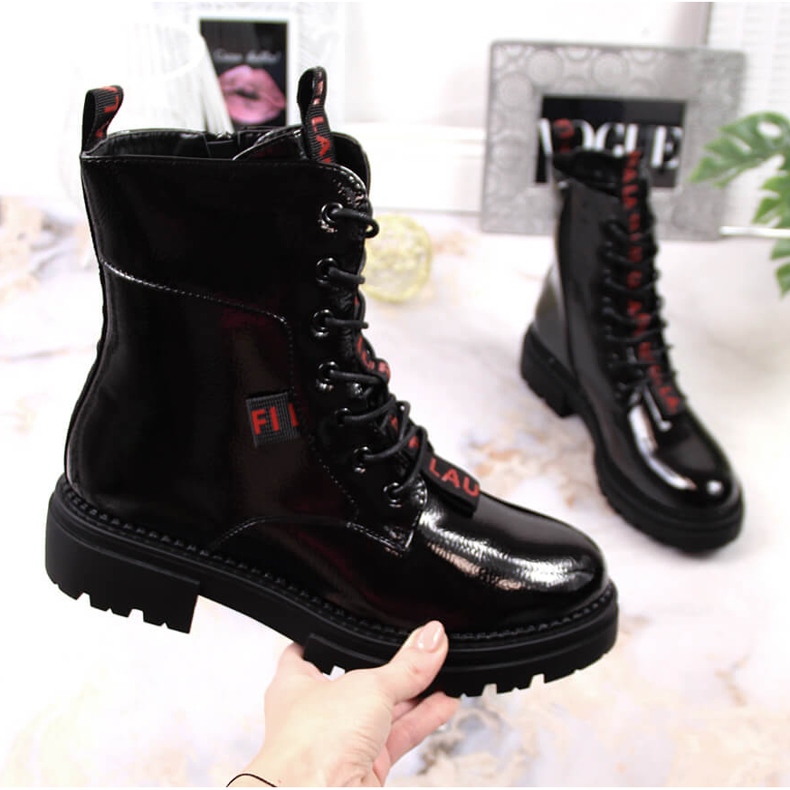 Botines aislantes mujer lacados en negro Laura La.Fi 1