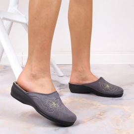 Cómodas zapatillas de estar por casa de terciopelo gris Inblu para mujer 7