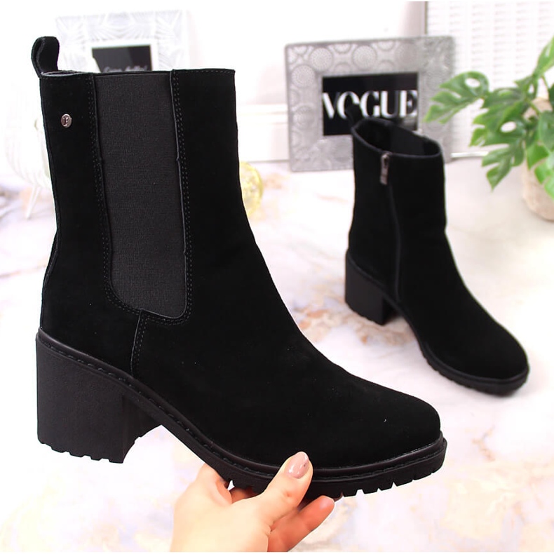 Botas Jodhpur de ante de cuero en el poste, Filippo negro aislado 1