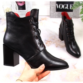 Botas de mujer con aislamiento negro en el poste de M. Daszyński 1 Botas de mujer con aislamiento negro en el poste de M. Daszyński 1