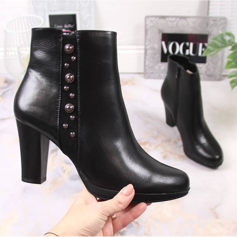 Botas de mujer en el poste con la decoración de Jezzi con aislamiento negro. 1