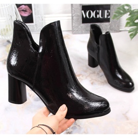 Botas lacadas de mujer en un poste Jezzi negro cálido. 1