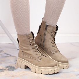 Trabajadoras de gamuza en una plataforma acolchada beige de T.Sokolski 6