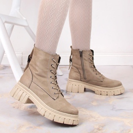 Trabajadoras de gamuza en una plataforma acolchada beige de T.Sokolski 5