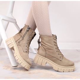 Trabajadoras de gamuza en una plataforma acolchada beige de T.Sokolski 4