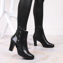 Botas de mujer en el poste con la decoración de Jezzi con aislamiento negro. 5