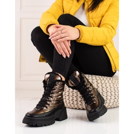Botas de nieve para mujer en la plataforma shelovet. negro dorado 1