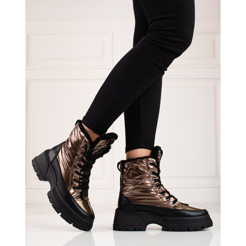 Botas de nieve para mujer en la plataforma shelovet. negro dorado 2