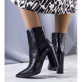 BM Botines negros en el puesto de Lira 2