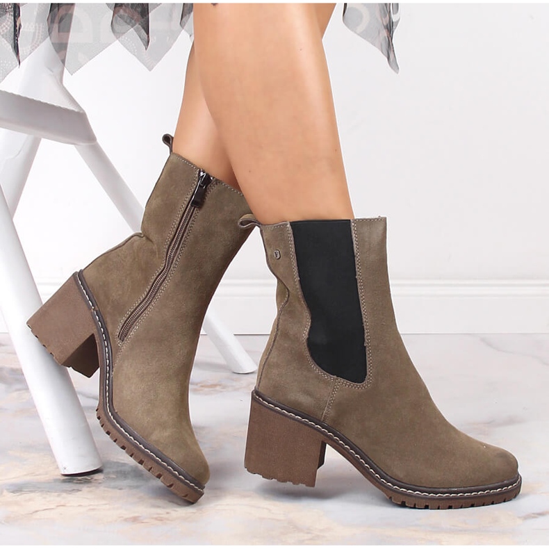 Botas de piel de ante para mujer en un poste, beige cálido Filippo 1