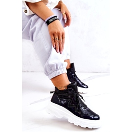Zapatos deportivos aislados negros de mujer 4
