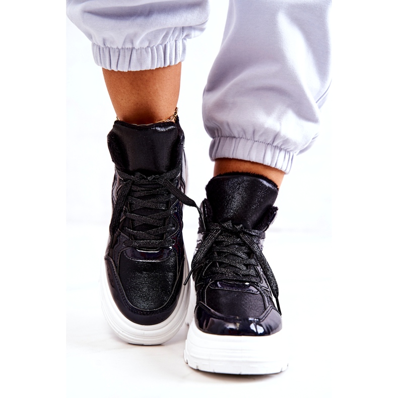 Zapatos deportivos aislados negros de mujer 3 Zapatos deportivos aislados negros de mujer 3