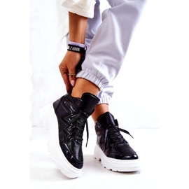 Zapatos deportivos aislados negros de mujer 1